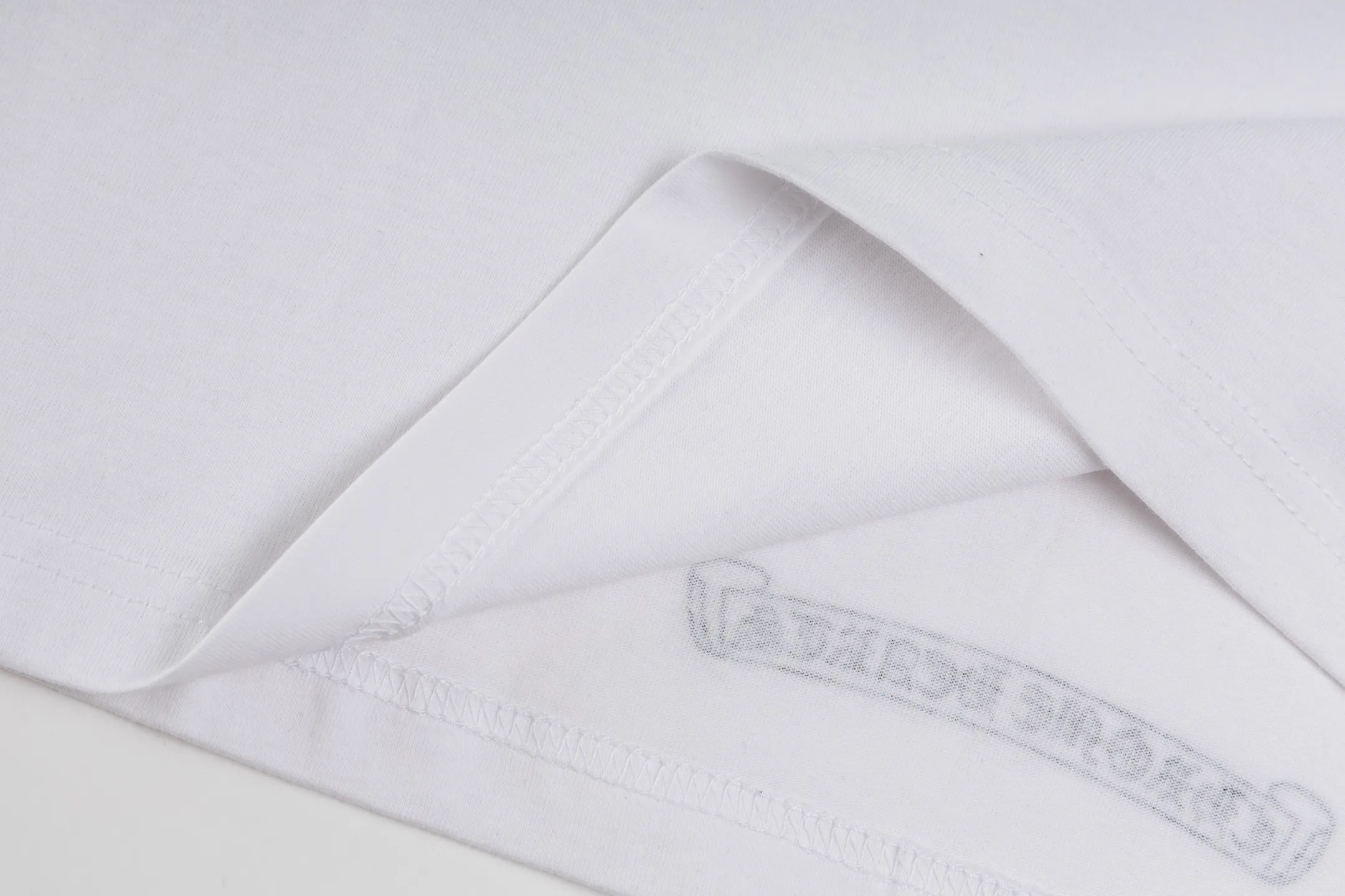 🅿️350 [Exclusive supply] CH Miami limited color cross long sleeves (white) The fabric is made of 26-woven 220-gram high-weight cotton fabric, which is thick and crisp and not easy to deform, with fine texture, breathable and skin-friendly. The design is derived from the CH Miami limited series. The colorful cross print interprets the brand's classic aesthetics, and is trendy and cool with a tension of faith. High-temperature ink printing process, rich color levels and delicate transitions, even large-area complex patterns are still bright and durable without cracking after washing. Size:S-M-L